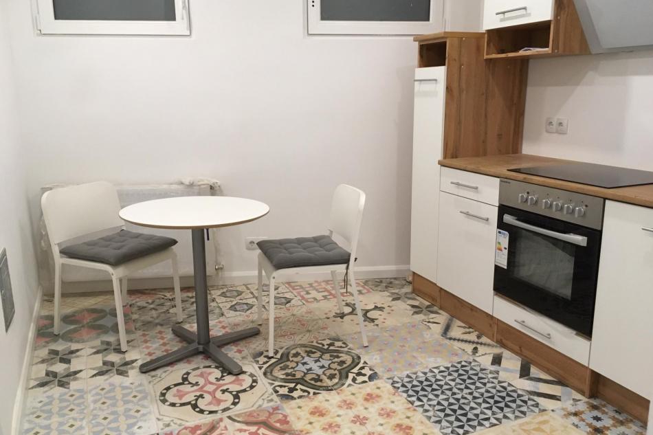 Küche mit Esstisch und 4 Sessel