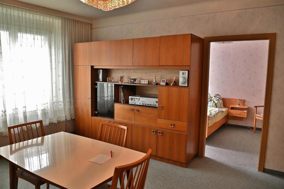 Wohnzimmer, Schlafzimmer, Küche, großer Vorraum, kleiner Vorraum, Bad, WC