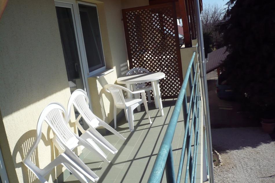 Eigene Balkon mit Gartenmöbel