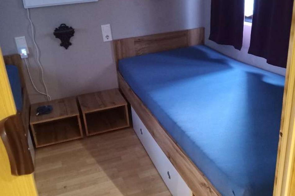 das Schlafzimmer ist zwar geteilt in zwei Betten, kann aber bei BEdarf nach Wünschen umgebaut werden