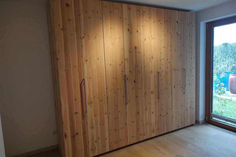 Zirbenschrank mit attraktivem Ordnungssystem